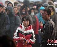 Passengers queue to buy tickets in Harbin Railway Station. The upcoming 40-day spring festival travel period will last from Jan.19 to Feb. 27. [Photo: Chinanews.com] (China Development Gateway Translated by Heng Fei January 5 2011) 