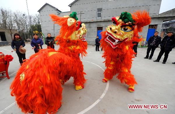 Members of a folk art group rehearse for the upcoming Spring Festival in Changxing of east China's Zhejiang Province, Jan. 5, 2011. 