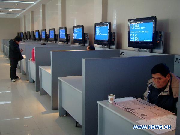 A job hunter (L) and an employer attend a job fair in a human resource center in Suzhou, east China's Jiangsu Province, Jan. 4, 2011. 