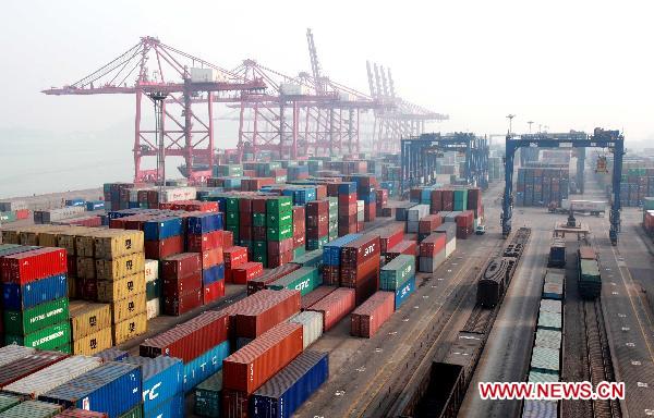 Photo taken on Jan. 5, 2011 shows the containers in the port of Lianyungang, east China's Jiansu Province.