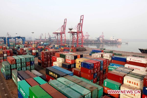Photo taken on Jan. 5, 2011 shows the containers in the port of Lianyungang, east China's Jiansu Province. 
