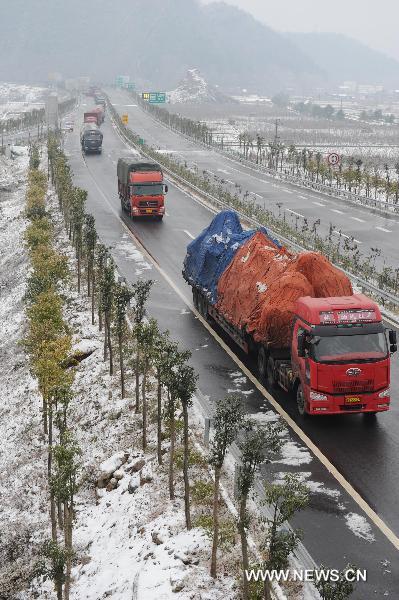 Vehicles move on a highway in southwest China&apos;s Chongqing Municipality, Jan. 5, 2011. 