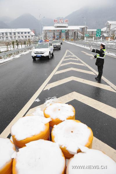 A traffic policeman guides the flow of vehicles on a highway in southwest China&apos;s Chongqing Municipality, Jan. 5, 2011. 