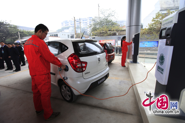 China&apos;s first car-charging station for electric cars is unveiled in Chongqing&apos;s Jiangbei District on Wednesday. Built at a total cost of more than 8 million yuan, the station can charge five cars at a time. Chongqing plans to build 30 charging stations in downtown Chongqing over the next five years. [China.com.cn] 