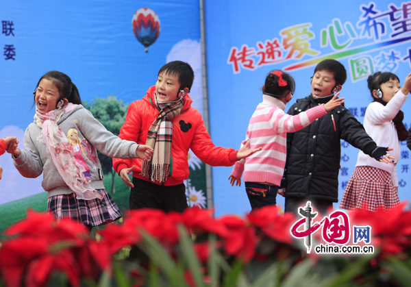 Urban children dance and sing for rural children at a primary school in Chongqing&apos;s Banan District on Monday as part of a program for left-behind children in rural areas. About 300 children participated in activities such as calligraphy, martial arts and psychological consultations.
