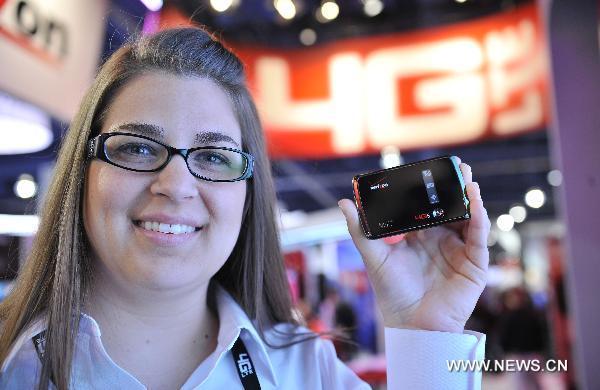 People shows the VERIZON 4G product during the 2011 International Consumer Electronics Show in Las Vegas, the United States, Jan. 8, 2011. 