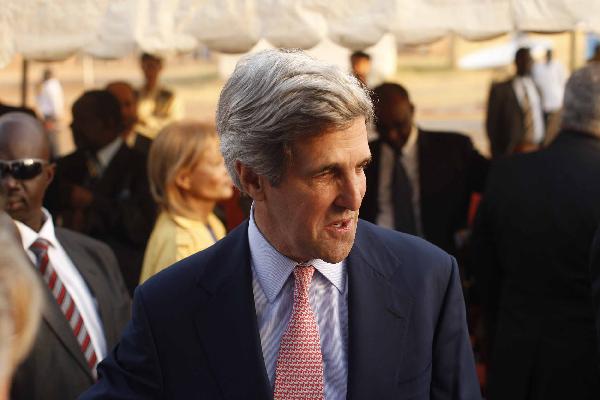 US Senator John Kerry (C) inspects a polling station in Juba, Sudan, Jan. 9, 2011. The south Sudan referendum started on Jan. 9, 2011. 