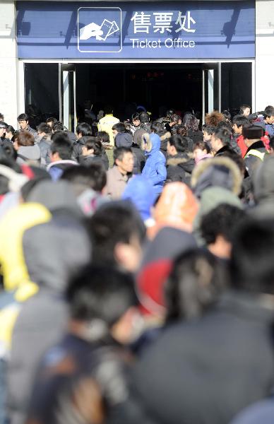 A large number of passengers are seen at the ticket office of Tianjin Railway Station in north China&apos;s Tianjin Municipality, Jan. 9, 2011. 