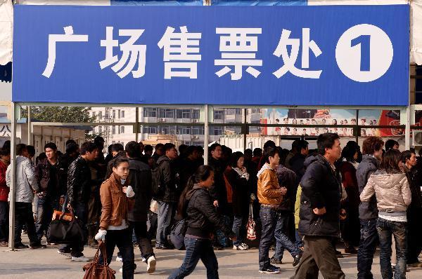 Passengers queue up to buy train tickets in Fuzhou Railway Station in Fuzhou, southeast China&apos;s Fujian Province, Jan. 9, 2011. 