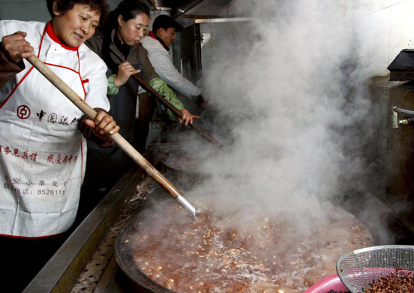 Staffers at a temple in Xi'an of northwest China's Shaanxi Province cook Laba rice porridge ahead of Laba Festival, which falls on Jan 11 this year. 