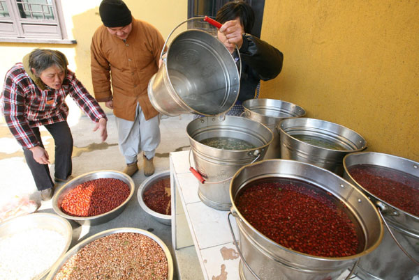 Staffers at a temple canteen in Taizhou, east China's Jiangsu Province prepare ingredients to make Laba rice porridge, Jan 10, 2011.