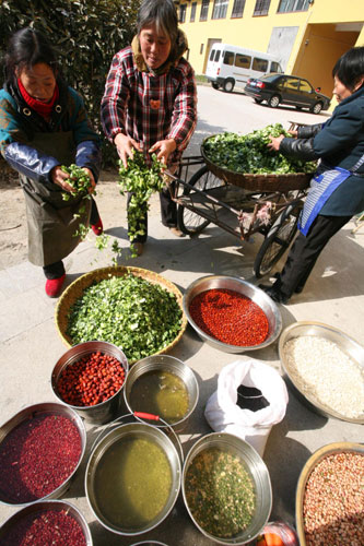 Staffers at a temple canteen in Taizhou, east China's Jiangsu Province prepare ingredients to make Laba rice porridge, Jan 10, 2011. 