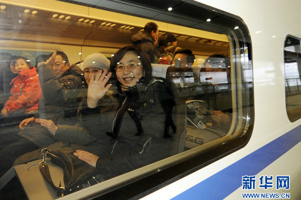 The first intercity high-speed railway in northeast China, between Changchun and Jilin, opened on Jan.11. The railway line is 111 kilometers long and trains will reach speeds of up to 250 kilometers per hour. The new link will cut travel time between the two cities to 29 minutes from 90 minutes. 