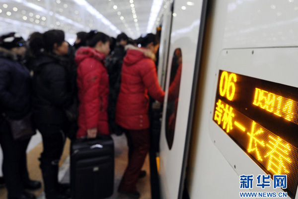 Passengers queue to get on the train in Jilin Railway Station, Jan.11, 2011.