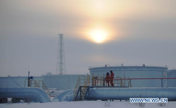 Workers inspect PetroChina oil tanks in Daqing, northeast China&apos;s Heilongjiang Province, Jan. 10, 2011. 