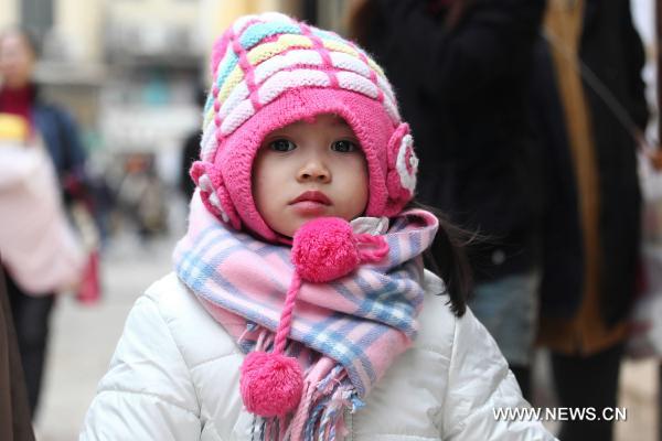 A child walks along the Banzhangtang street, south China's Macao, Jan. 12, 2011. 