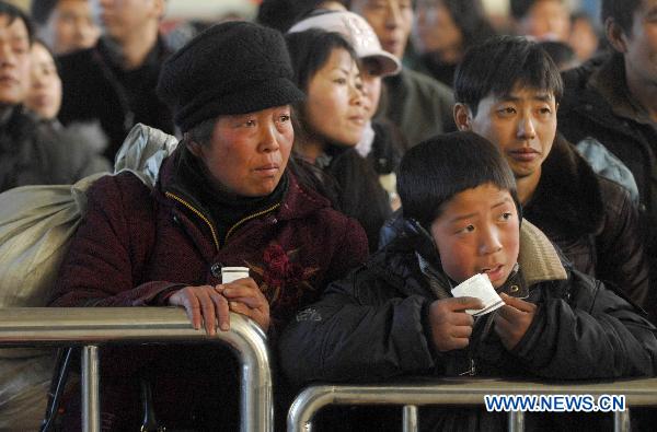 Passengers wait for a train at Yinchuan Railway Station in Yinchuan City, northwest China&apos;s Ningxia Hui Autonomous Region, on Jan. 13, 2011. Additional trains were opened to the public at the station in order to ease the pressure of the upcoming Spring Festival travel season. [Xinhua]