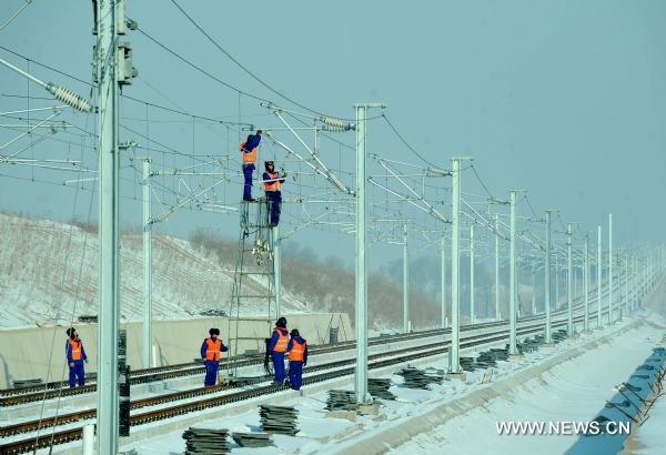 People work in cold weather in Shenyang, capital of northeast China's Liaoning Province, Jan. 14, 2011. 
