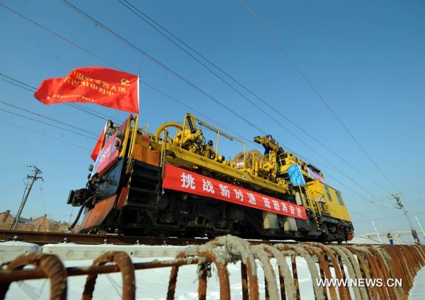 Railway workers work in cold weather in Shenyang, capital of northeast China's Liaoning Province, Jan. 14, 2011.