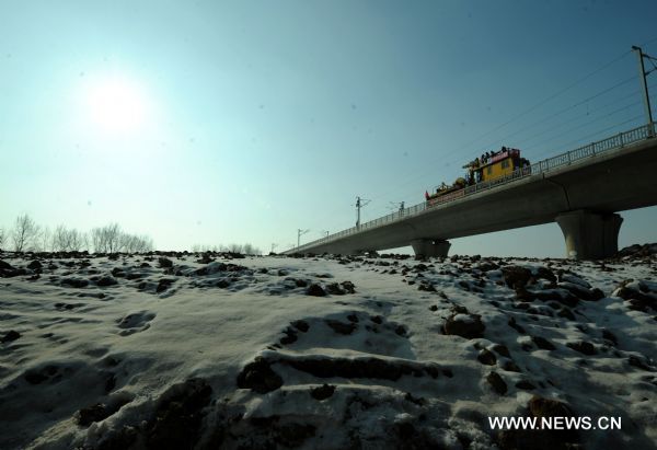 Engineering vehicle works in cold weather in Shenyang, capital of northeast China's Liaoning province, Jan. 14, 2011. 