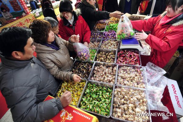 Citizens do Spring Festival purchase in a market in Jinan, east China's Shandong Province, Jan. 14, 2011. People started to prapare for the upcoming Chinese Lunar New Year. (Xinhua/Cui Jian) (ly) 
