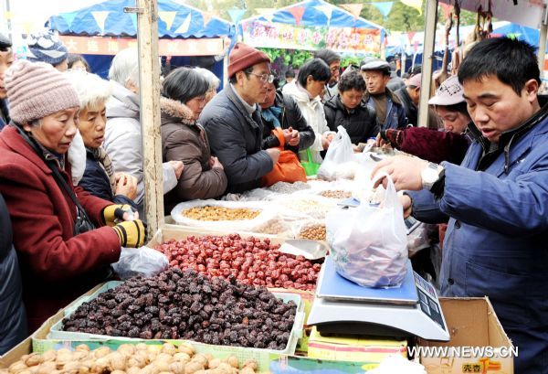 Citizens do Spring Festival purchase in a market in Suzhou, east China's Jiangsu Province, Jan. 14, 2011. People started to prapare for the upcoming Chinese Lunar New Year. (Xinhua/Wang Jianzhong) (ly) 