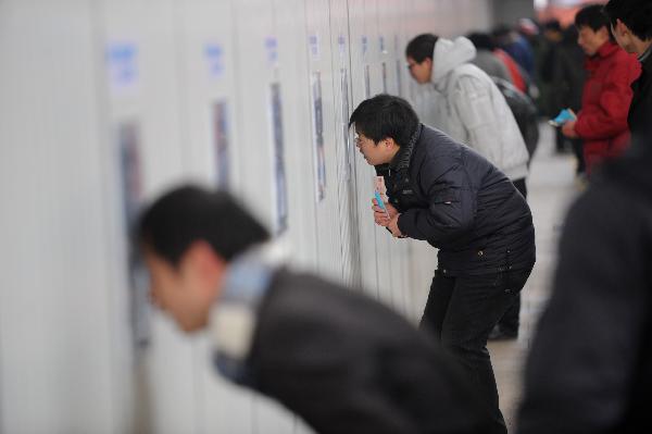 Passengers consult and buy tickets at a temporary ticket agency in Ningbo, east China's Zhejiang Province, Jan. 15, 2011. 