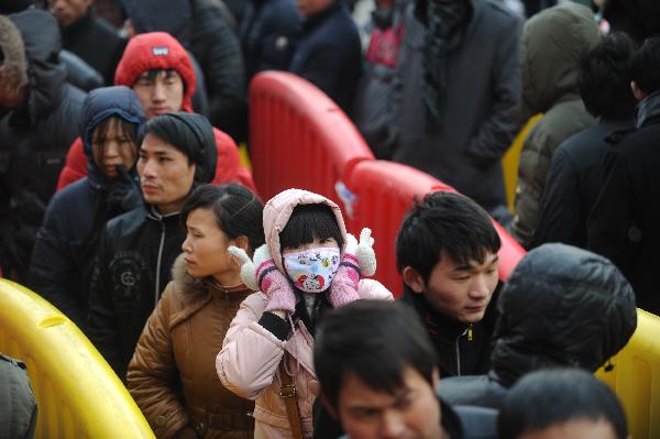 Passengers queue to buy tickets at a temporary ticket agency in Ningbo, east China's Zhejiang Province, Jan. 15, 2011. 