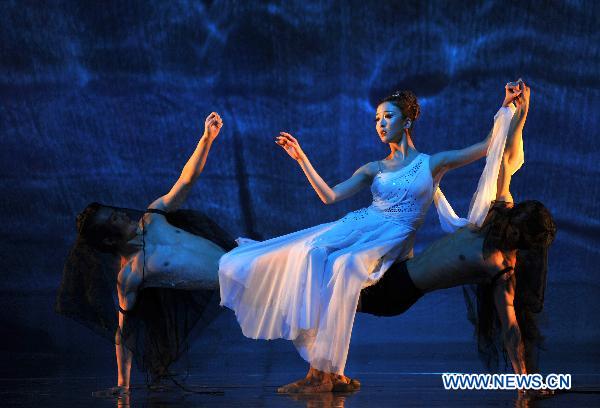 Performers interpret the contemporary dancing drama Salome by Oscar Wilde in Beijing, capital of China, Jan. 15, 2011. 