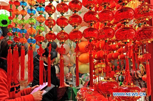 Customers buy crystal lanterns in Yiwu Merchandise Market in east China's Zhejiang Province, Jan. 16, 2011. 