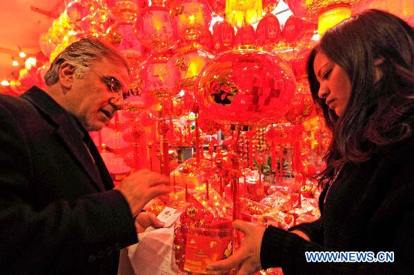 Iranian businessman Mahdi Namdari selects Chinese lanterns in Yiwu Merchandise Market in east China's Zhejiang Province, Jan. 16, 2011. 