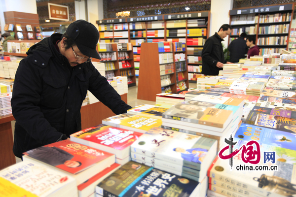 Customers browse through books at the Chongqing Book Festival on Thursday. [China.com.cn]