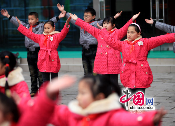 Children of migrant workers exercise at a primary school in Chongqing on Sunday. [China.com.cn]
