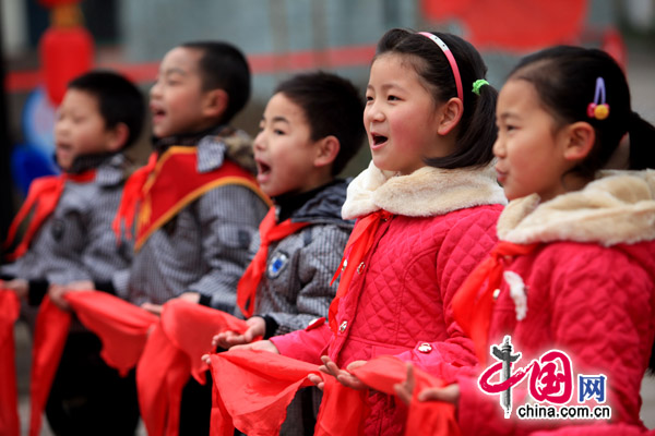 Children of migrant workers sing at a primary school in Chongqing on Sunday. [China.com.cn]