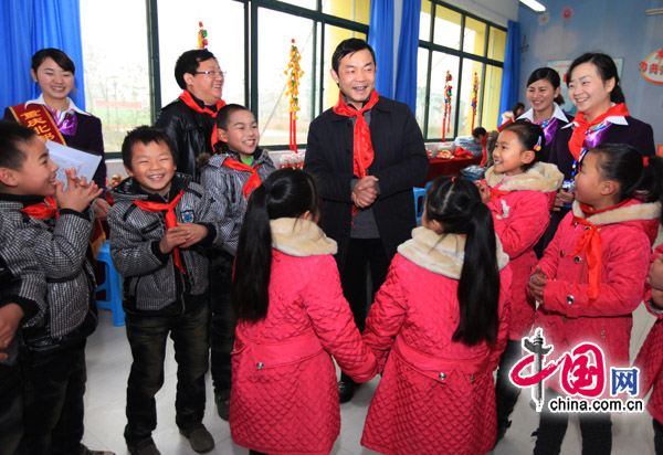 Primary school officials talk to migrant worker children Chongqing on Sunday. [China.com.cn] 