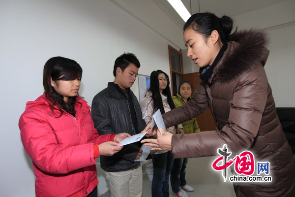 Outstanding students from poor families each get 1,000 yuan in pensions. [China.com.cn]