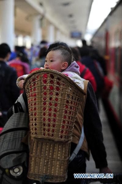 A child passenger is seen in Guangzhou Railway Station in Guangzhou, south China&apos;s Guangdong Province, Jan. 19, 2011, the first day of the 40-day Spring Festival travel rush. China&apos;s Ministry of Transport (MOT) estimated that 2.85 billion passenger trips would be made during the period, 11.6 percent more than last year. 