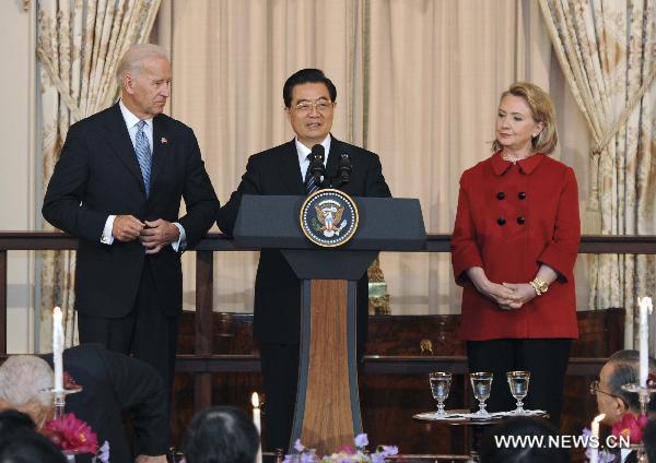 Chinese President Hu Jintao (C) speaks during a luncheon hosted by US Vice President Joe Biden(L) and Secretary of State Hillary Clinton(R) at the State Department in Washington, the United States, Jan. 19, 2011. 