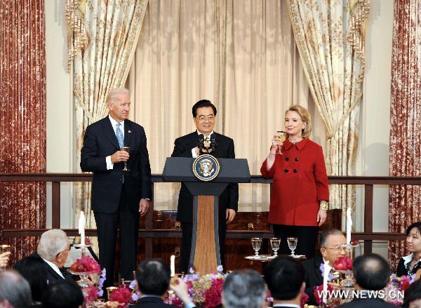 Chinese President Hu Jintao (C) raises a toast during a luncheon hosted by US Vice President Joe Biden(L) and Secretary of State Hillary Clinton(R) at the State Department in Washington, the United States, Jan. 19, 2011. 