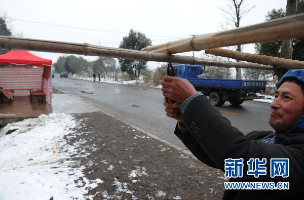 A resident builds a makeshift tent in Yangqiao Town of Anqing City Jan. 19 as an earthquake measuring 4.8 on the Richter scale hit Anqing City in east China&apos;s Anhui Province Wednesday. No casualties were reported.