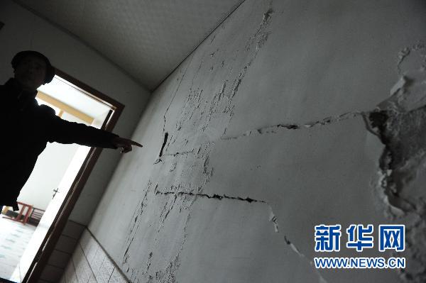 A damaged wall in Yangqiao Town of Anqing City Jan. 19 as an earthquake measuring 4.8 on the Richter scale hit Anqing City in east China&apos;s Anhui Province Wednesday. 