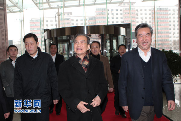 Chinese Premier Wen Jiabao (C) arrives at the building where the offices of two state news portals are located, to chat with Internet surfers in Beijing,China, Feb. 27, 2011. 