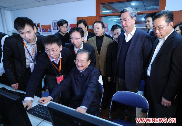 Chinese Premier Wen Jiabao (central, front) inspects the newsroom of the two state news portals, after finishing an online chat with Internet users in Beijing, capital of China, Feb. 27, 2011. 
