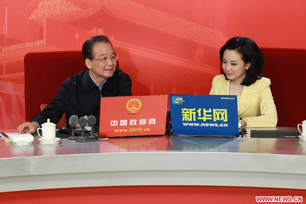 Chinese Premier Wen Jiabao (L) holds an online chat with Internet users at two state news portals in Beijing, capital of China, Feb. 27, 2011. 