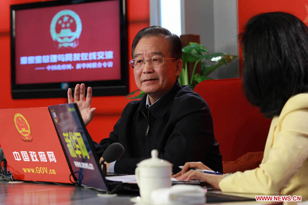 Chinese Premier Wen Jiabao (L) holds an online chat with Internet users at two state news portals in Beijing, capital of China, Feb. 27, 2011. 