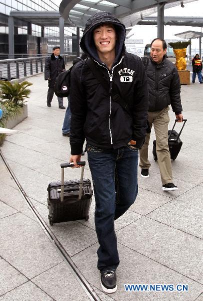 China's 110m hurdlist Liu Xiang walks in the airport as he leaves for Beijing for the Fourth Session of the 11th National Committee of the Chinese People's Political Consultative Conference (CPPCC) in Shanghai, east China, March 1, 2011.