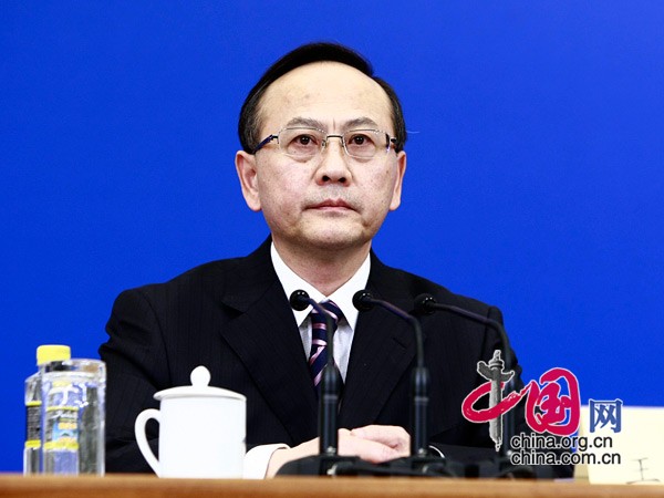 The deputy secretary general of the CPPCC session Wang Shenghong presides over the press conference. 