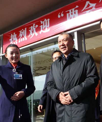 Edmund Ho Hau Wah (R), vice-chairman of the 11th National Committee of the Chinese People's Political Consultative Conference (CPPCC), arrives for the Fourth Session of the 11th CPPCC National Committee in Beijing, capital of China, March 2, 2011. 