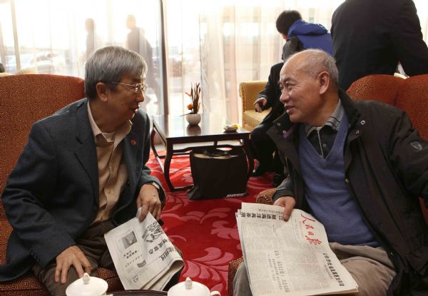 Wong Kwok-keung (L) and Chan Man-hung, deputies to the Fourth Session of the 11th National People's Congress (NPC) from south China's Hong Kong Special Administrative Region talks after arriving in Beijing, capital of China, March 2, 2011. 