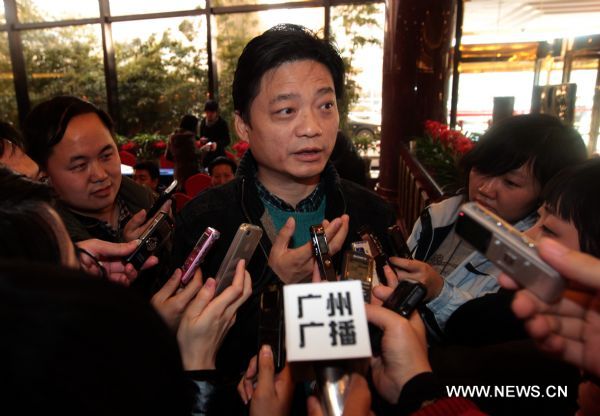 Chinese talk show presenter and culture lion Cui Yongyuan (C), also a member of the Fourth Session of the 11th National Committee of the Chinese People's Political Consultative Conference (CPPCC), speaks to media in Beijing, capital of China, March 2, 2011. 